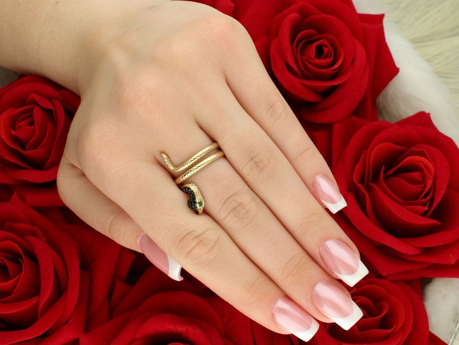 Pierścionek złoty wąż żmija czarna cyrkonia próba 585 PI PI 6567A 585 Pierścionek złoty żmija ozdobiony czarną cyrkonią. Pierścionek wykonany z zachowaniem dbałości o każdy 10.jpg